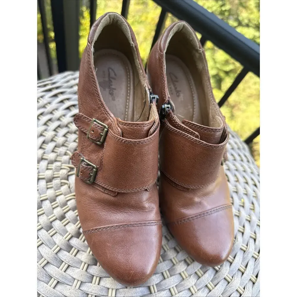 CLARKS Artisan Brown Leather BOOTIE Heels Double Buckle Zipper SIZE 8.5 Women’s